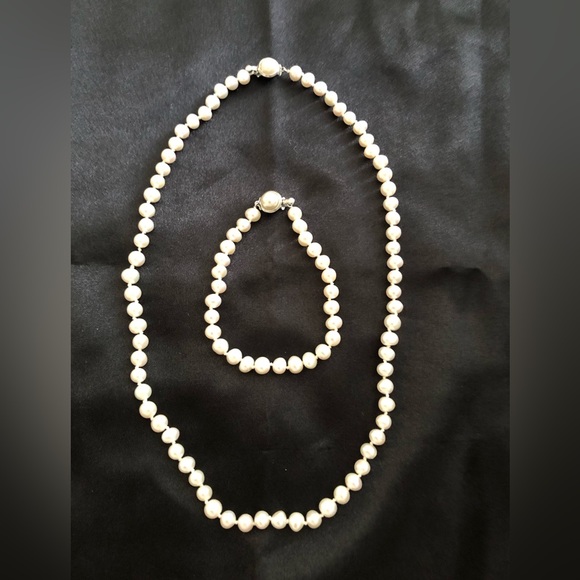 Jewelry - Mother of Pearl Necklace with bracelet